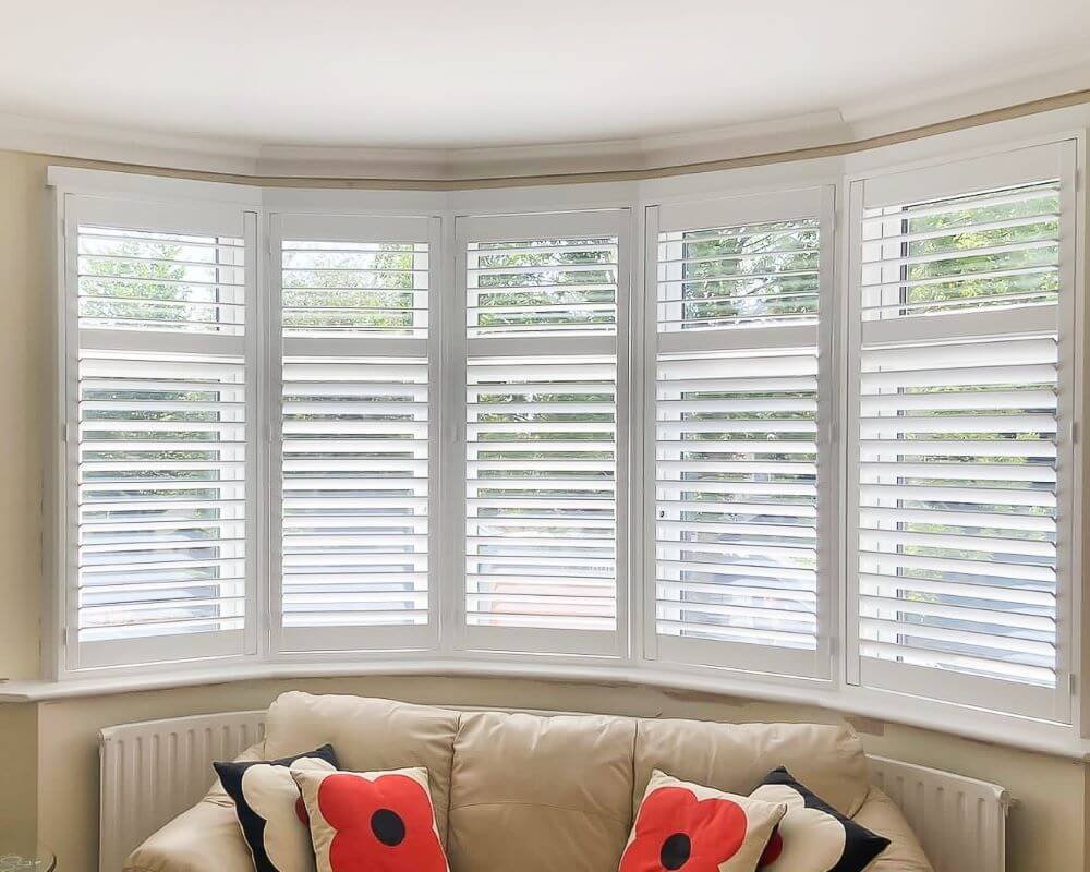 A Comprehensive Guide to Plantation Shutters VS Blinds